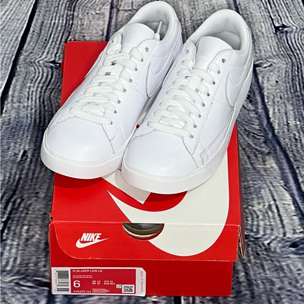 Nike Ladies Blazer Low LE White Sneakers